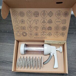 Pampered Chef Cookie Press, Nice Condition, has 16 deferent discs